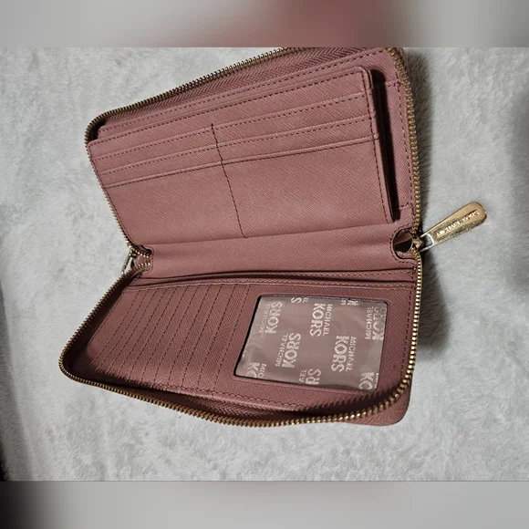Michael Kors Leather Handbag and Wallet Set. Muave color with crossbody strap - Picture 3 of 10